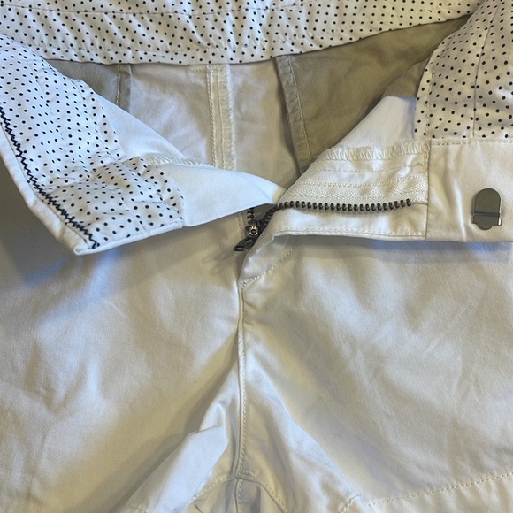 Uniqlo shorts sz 4 white with back/front pockets and zipper closure front - Picture 5 of 8